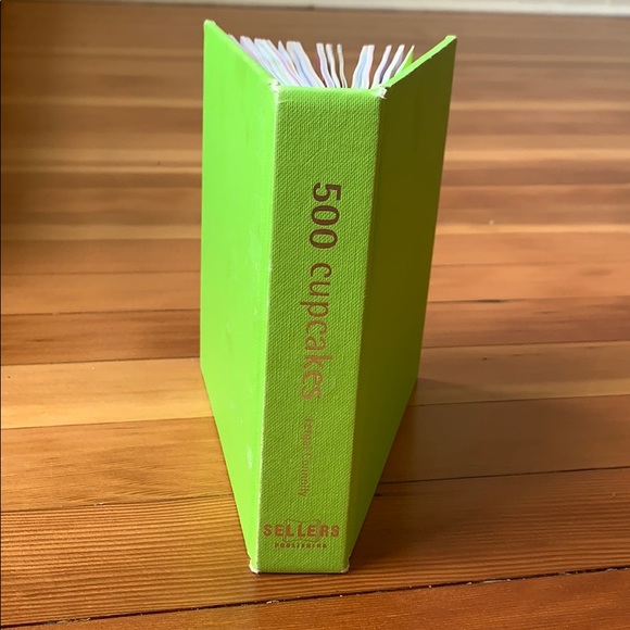 Free w/ Bundle! 500 Cupcakes Recipe Book - Picture 3 of 3